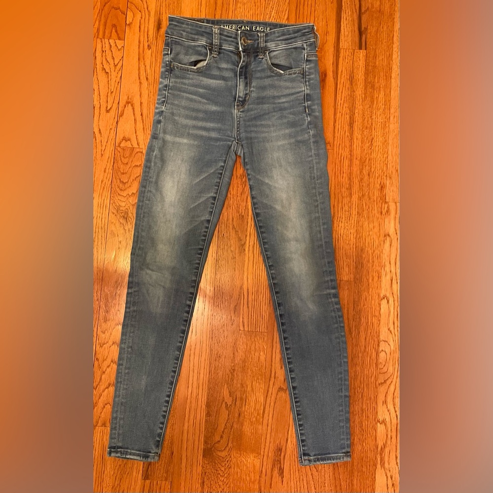 VGC American Eagle Womens Jegging Next Level Stretch. 2 Short. Med Blue wash.